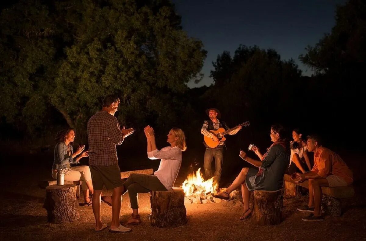 вдвоем у камина. греются у костра. человек у камина. дети возле костра. у камелька иллюстрации чайковский.