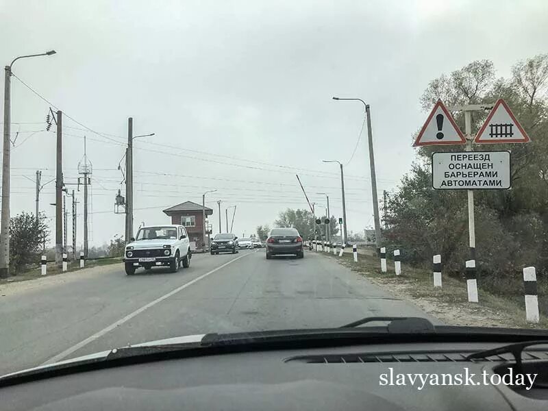 ЖД переезд Славянск на Кубани. Славянск на Кубани переезд. Переезд в Краснодарский край. Ж Д переезд в Славянск на Кубани.