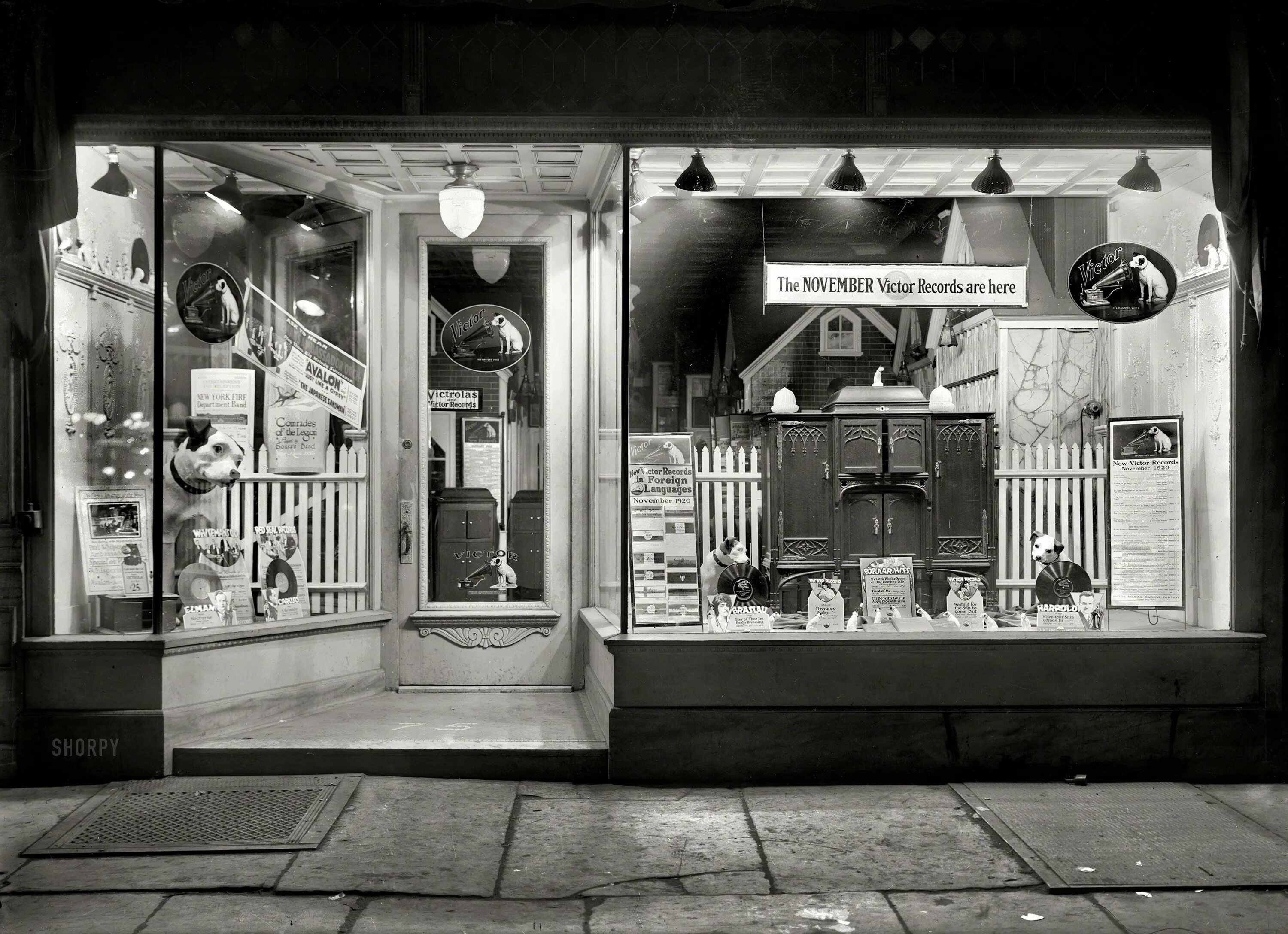 Черно белые витрины. Нью-Йорк витрины 1920. Витрина магазина. Витрина в стиле ретро. Старинные витрины магазинов.