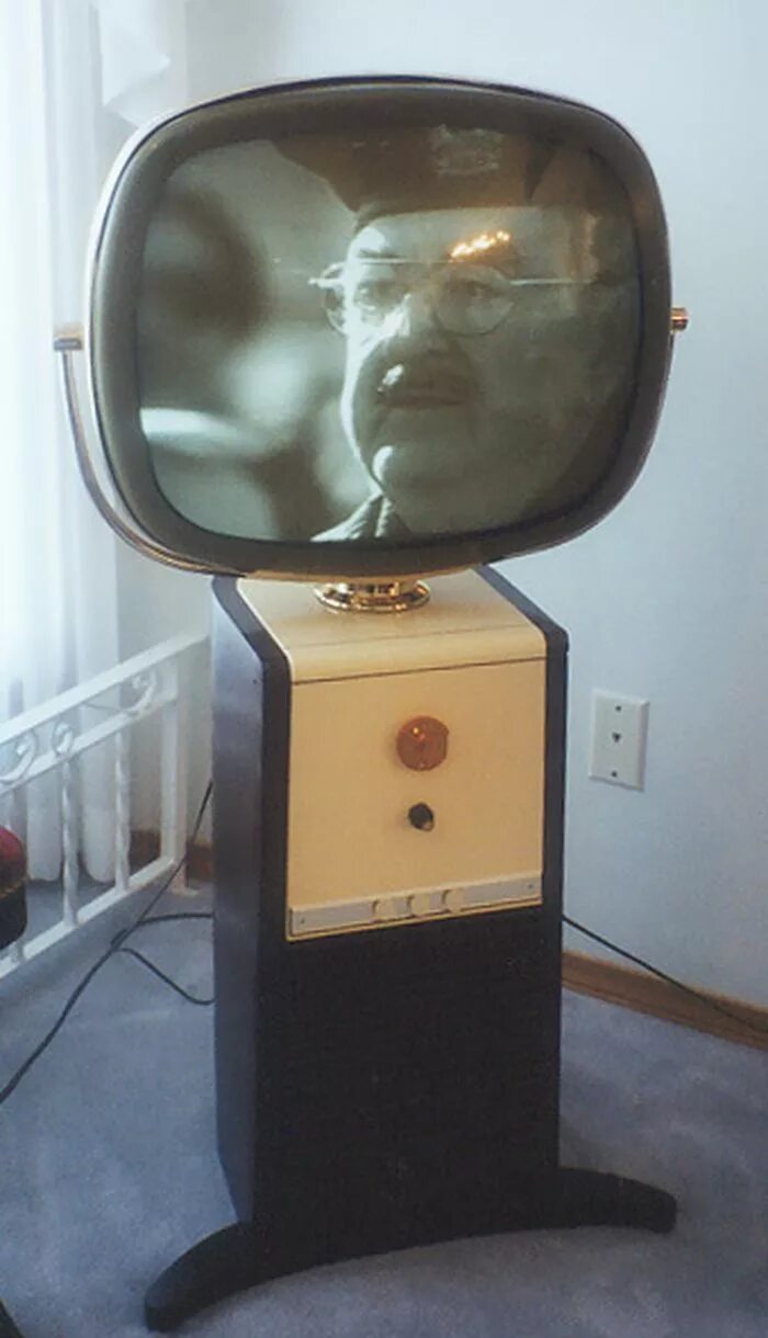 Телевизор в ссср появился каком году. Советский телевизор. Первый телевизор. Телевизор из СССР. Телевизор советских времен.
