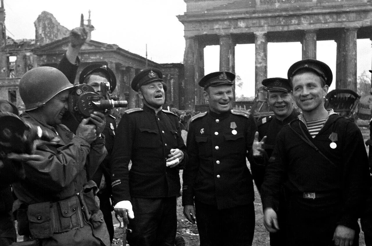 Победа Берлин 1945. 9 Мая 1945 Берлин. Моряки в Берлине 1945г. Фото военных лет 1945