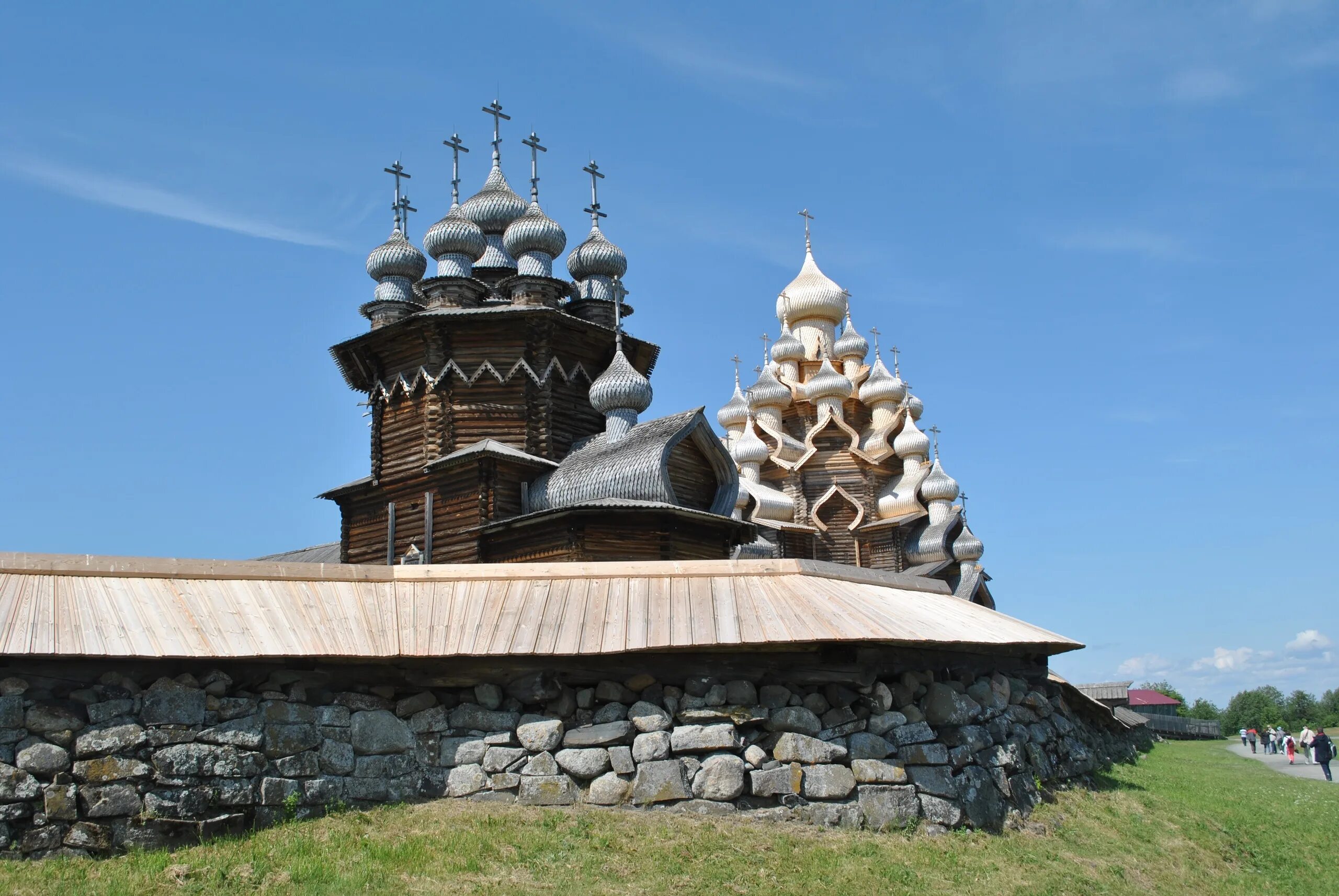 Кижи музей деревянного. Преображенская Церковь на острове Кижи крыльцо. Преображенская Церковь Суздаль Кижи. Кижи храм без единого гвоздя. Иконостас Преображенской церкви в Кижах.