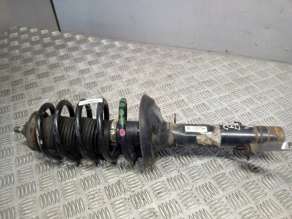 Пневма амортизатор гольф 2. Передние стойки гольф 2 в сборе. Гольф 2 передние амортизаторы. Передняя стойка гольф 4. Гольф передние стойки.