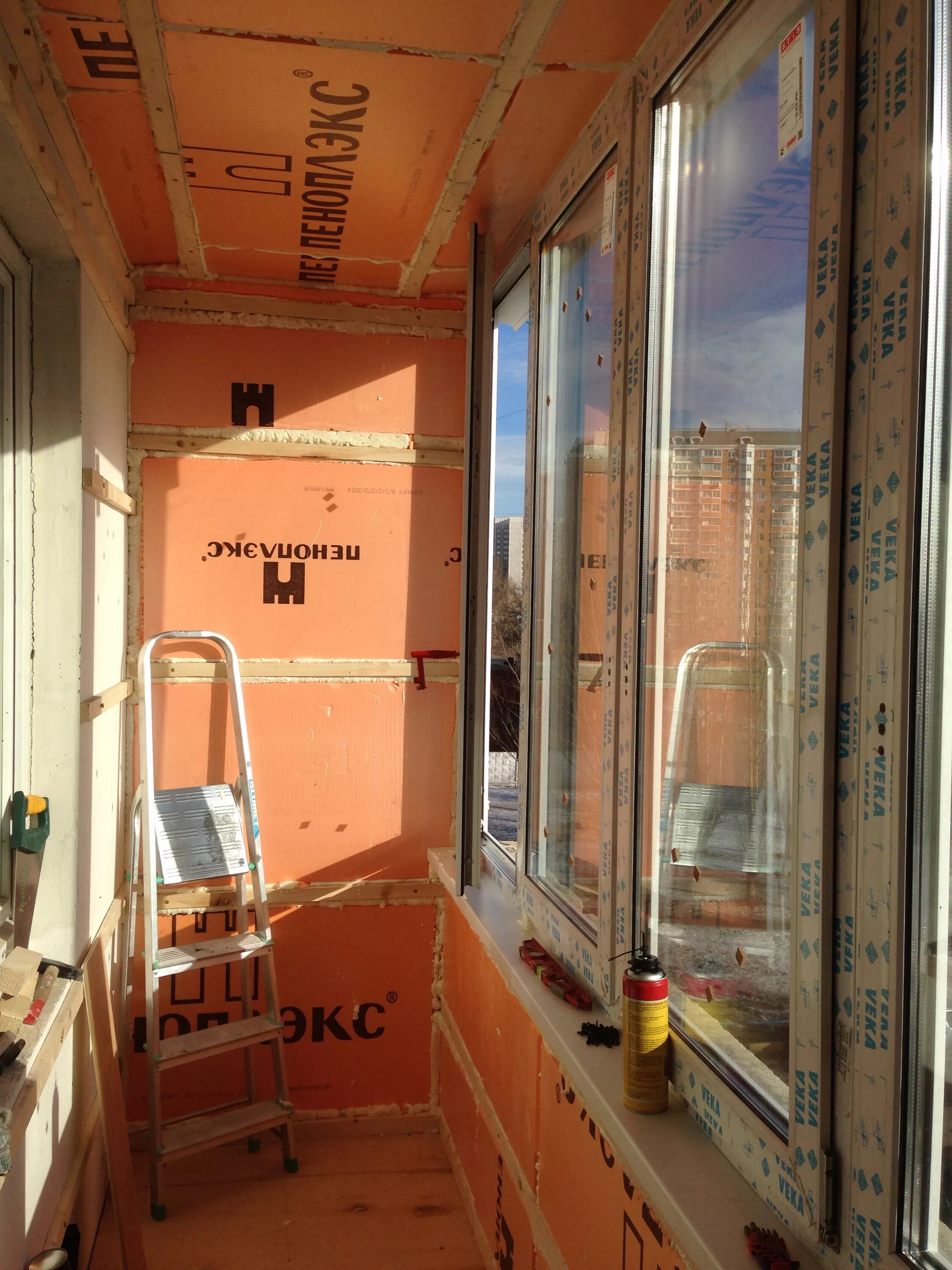 Утеплить лоджию. Отделка лоджии. Отделка балкона внутри. Шкаф на балкон. Отделка балкона со шкафом.