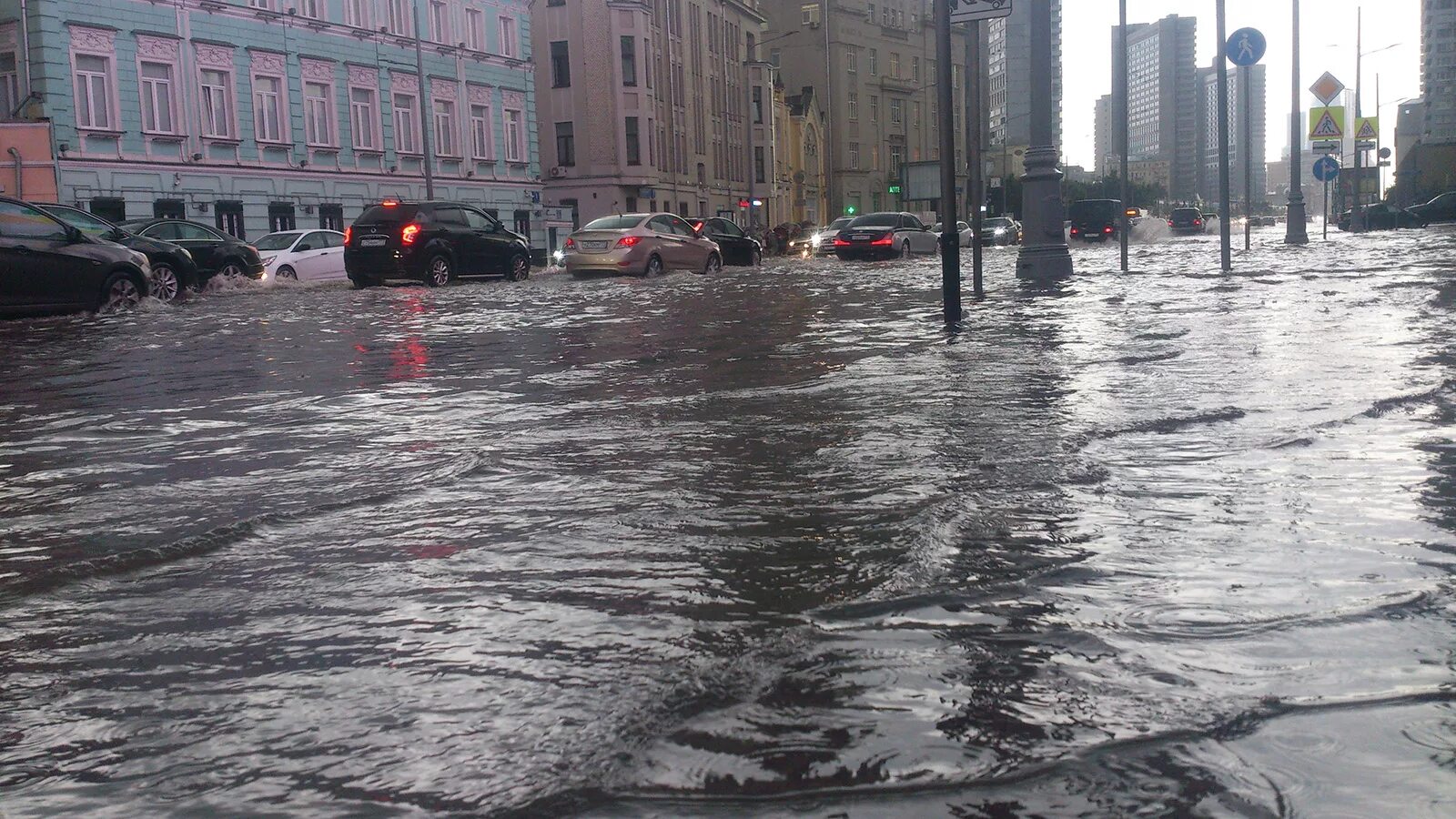 Подтопления в Москве. Ливень в Москве сейчас. Затопило новый Арбат. Потоп в Москве.