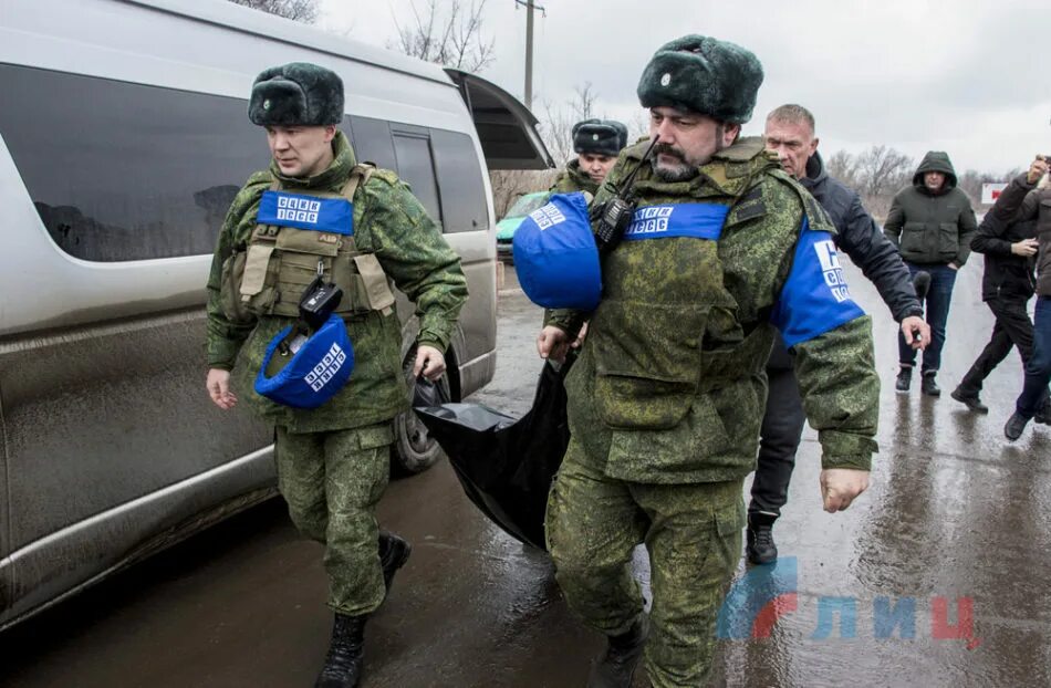 Обмен телами погибших украина. Бойцы ВСУ С синими повязками. Трупы украинских военных. Украинские солдаты с синими повязками.