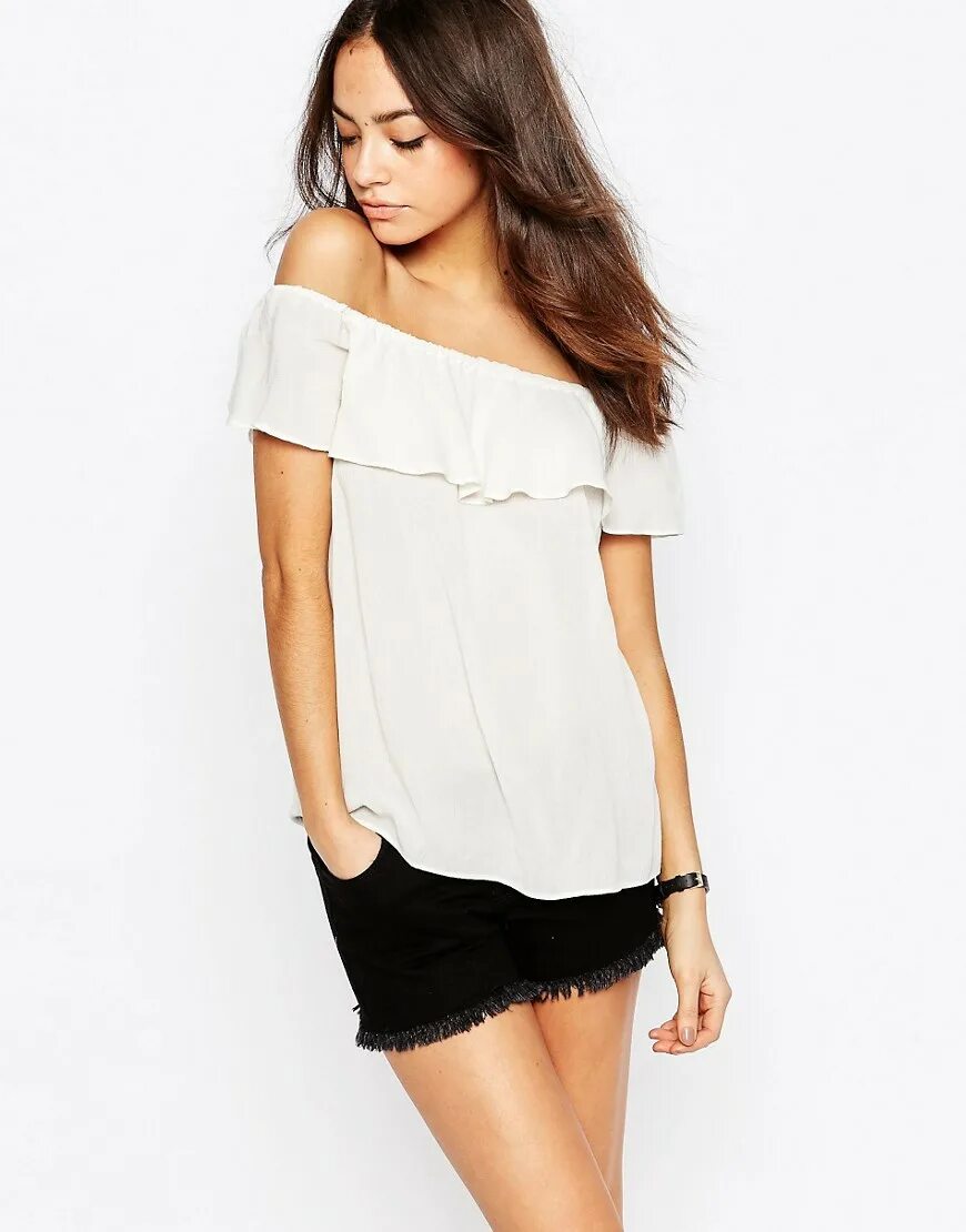 летние топы с воланами. блузка без плечей. кроп топ 2022. блузка с открытыми плечами на резинке. одежда с открытыми плечами.