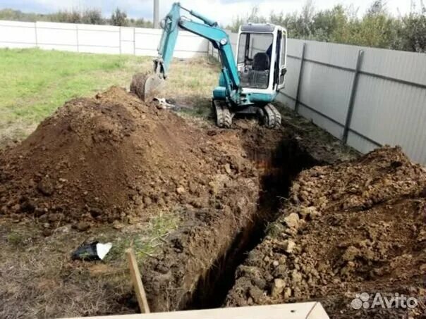Копали мини экскаватором. Jcb копка котлована. Экскаватор копает траншею. Планировочный кожный мини экскаватор. Мини экскаватор траншея.