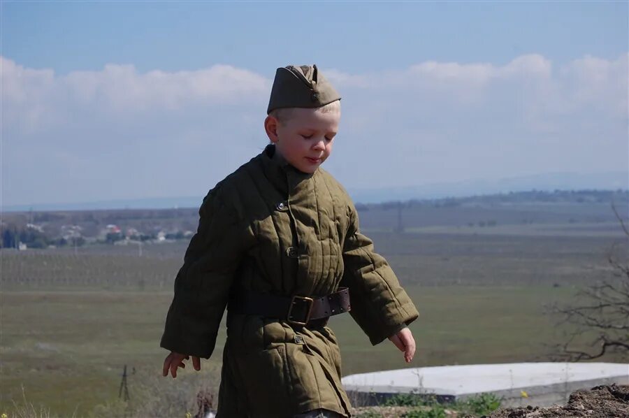 На минском шоссе стихотворение. На Минском шоссе Аркадия Кулешова. Сын полка фотографии. Кулешов на Минском шоссе.