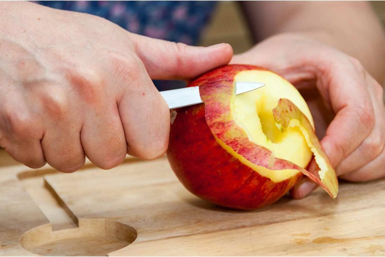 Снять кожуру. Кожура овощей и фруктов. Чистка фруктов. Кожура яблока. Обработка яблок.