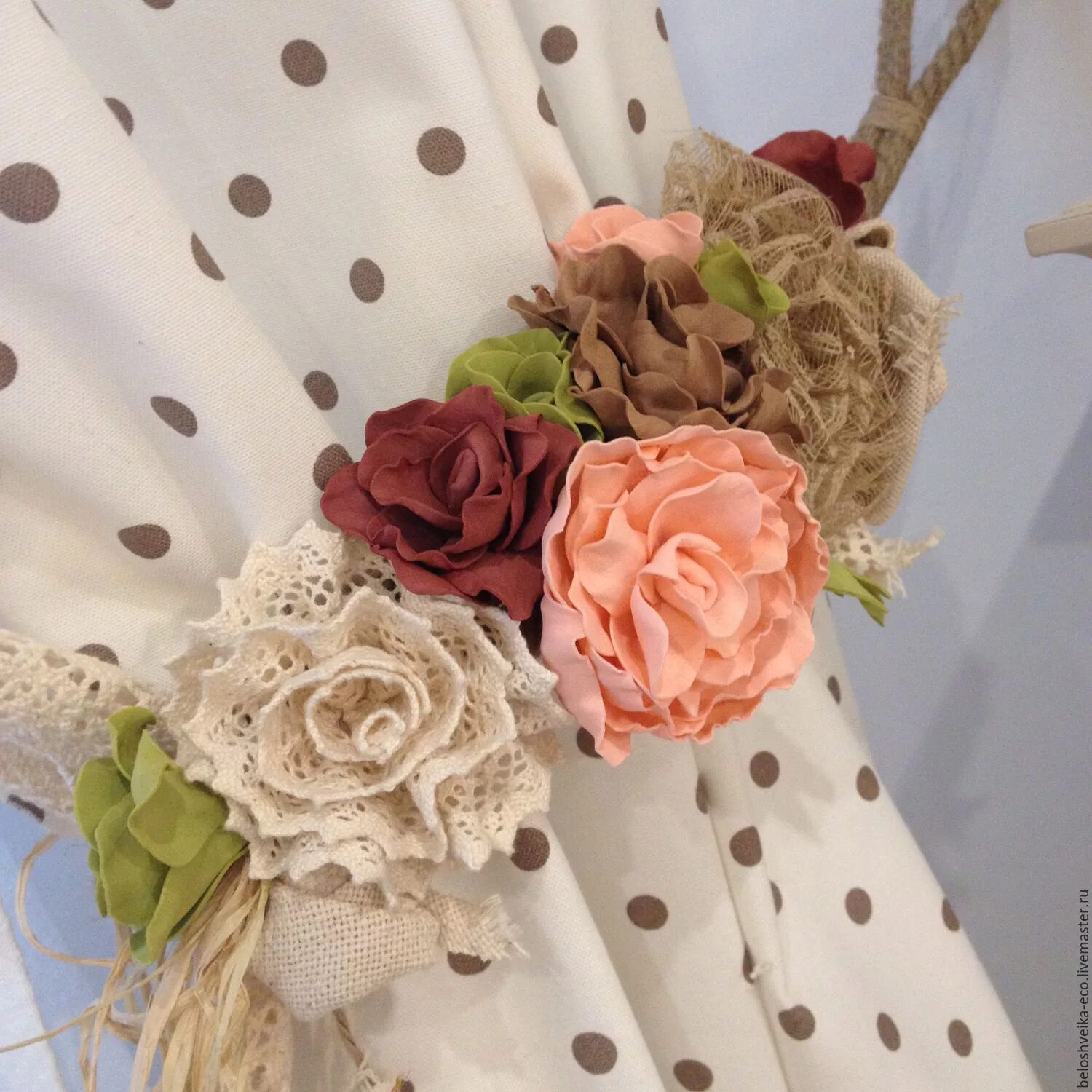 Прихваты для штор из ткани. Подхват для штор. Подхваты для штор из ткани. Подхваты для штор из материала. Подхваты для штор цветочные.