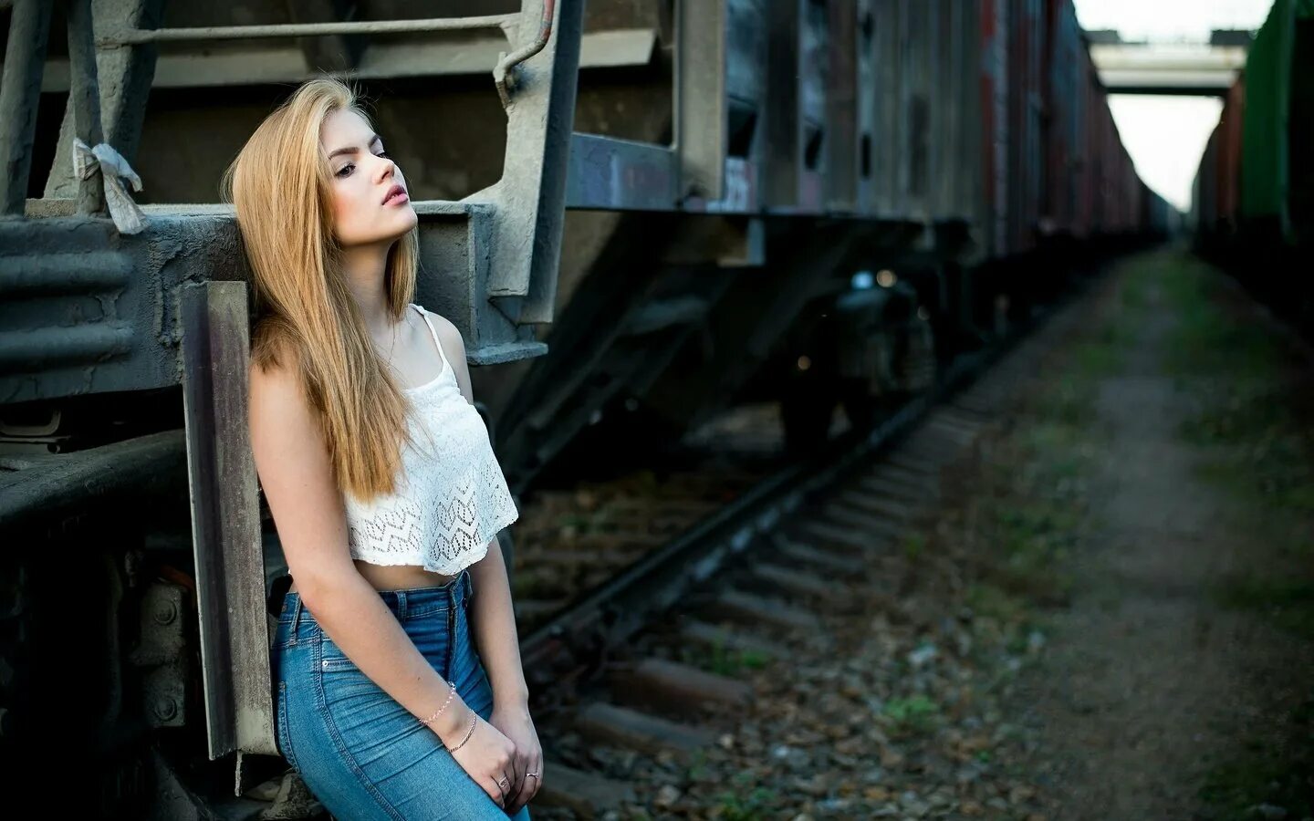 Песню полными вагонами. Фотосессия на рельсах. Красивые девушки на рельсах. Фотосет на железной дороге. Девушка на железной дороге.