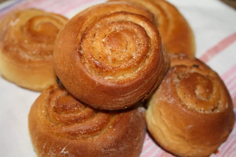 Плюшки с сахаром с сухими дрожжами. Булочки на маргарине. Советские булочки. Булочка с ванилью. Булочки на маргарине с дрожжами.