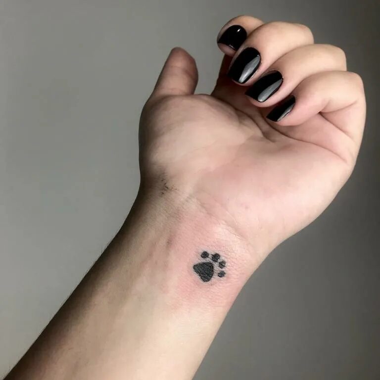 Отпечаток собачьей лапы тату. Тату след собаки на руке. Татуировки след. Тату след собаки. Тату лапа.