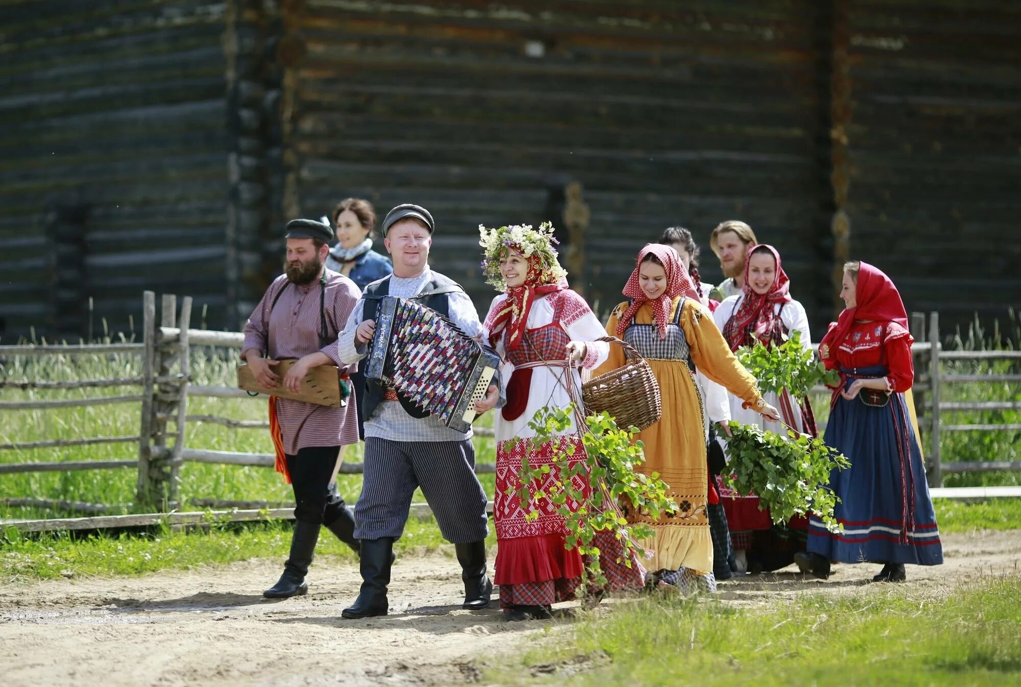 Русский фольклор. Баян гармошка гармонист. Фольклорные посиделки. Фольклорные посиделки. Человек с балалайкой.