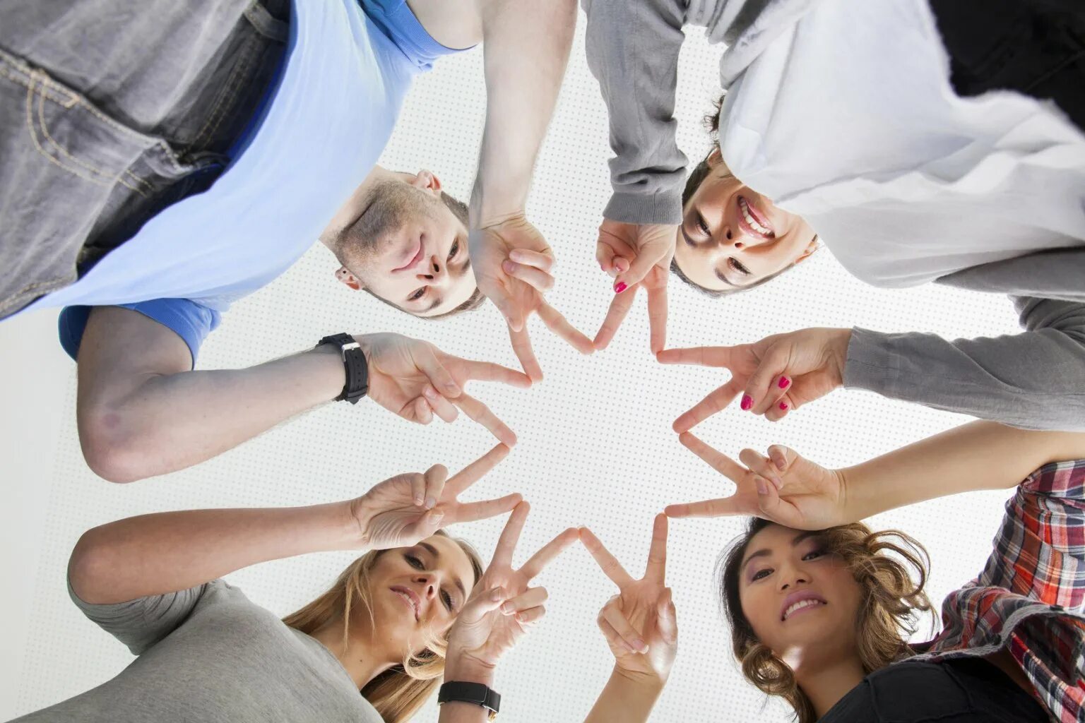 Тик токеры дрим тим хаус участники. В тени человека. Удержание сотрудников. Коллаж из фотографий. Коллаж несколько фотографий.