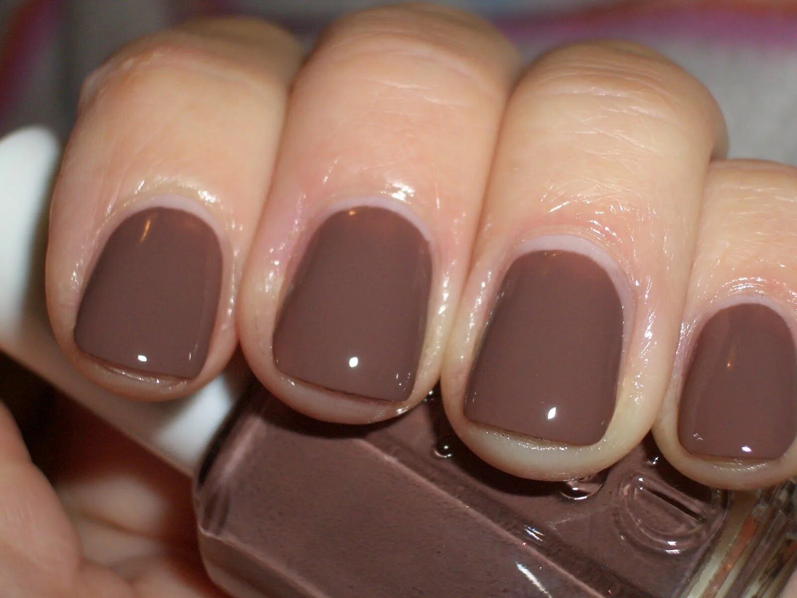 Лак шоколад. Лак Essie коричневый. Маникюр шоколадного цвета. Шоколадный маникюр на короткие ногти. Маникюр в коричневых оттенках.