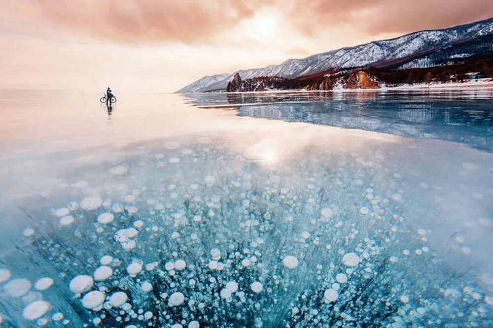 Пузырьки на байкале. Озеро Байкал лед. Пузырьки на Байкале большое Голоустное. Лед с пузырьками на Байкале. Голоустное Байкал пузырьки.