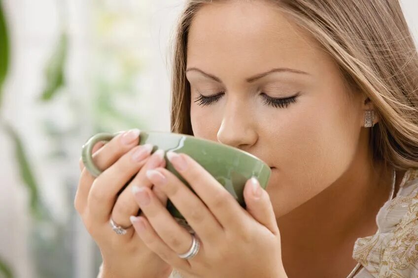 Девушка пьет чай. Девушка с зеленым чаем. Зеленый чай девушка. Пьет зеленый чай. Принимать за 30 минут до еды