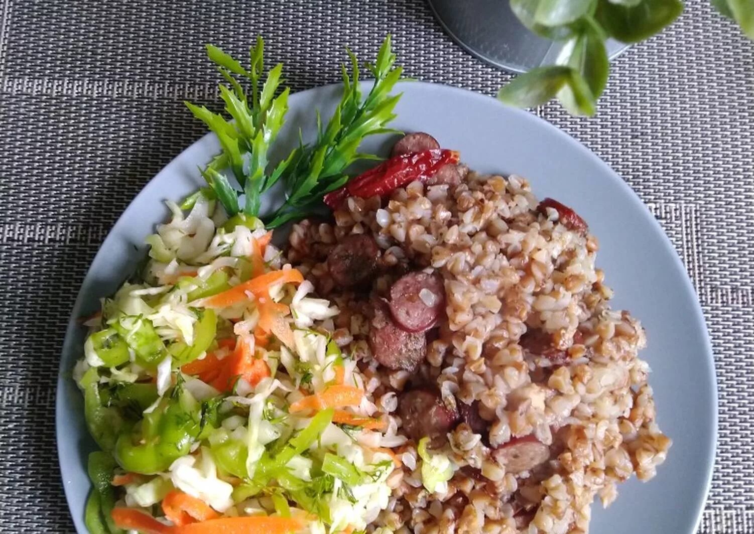 Гречка с овощами на сковороде с мясом. Гречка с охотничьими колбасками. гречка капуста белокочанная. гречневая каша с овощами. гречка с салатиком.