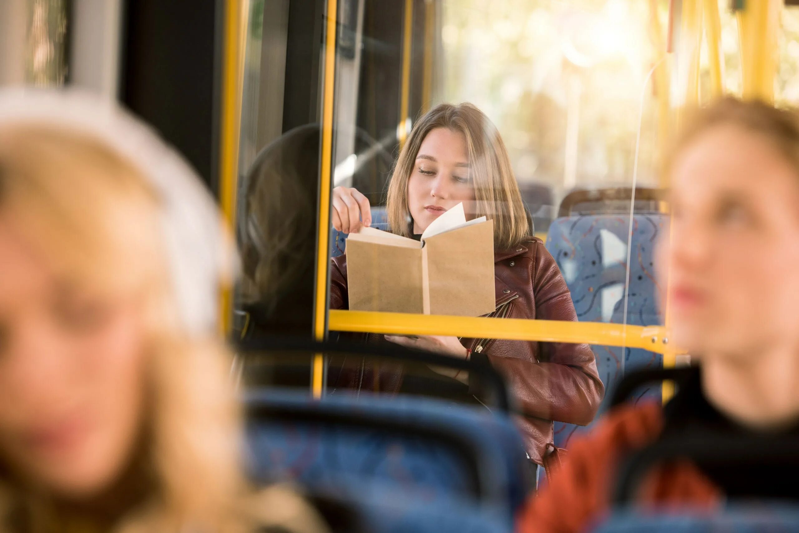 Молодая в общественном транспорте. Чтение в автобусе. Читающий автобус. Девочка в автобусе. Люди читают в автобусе.
