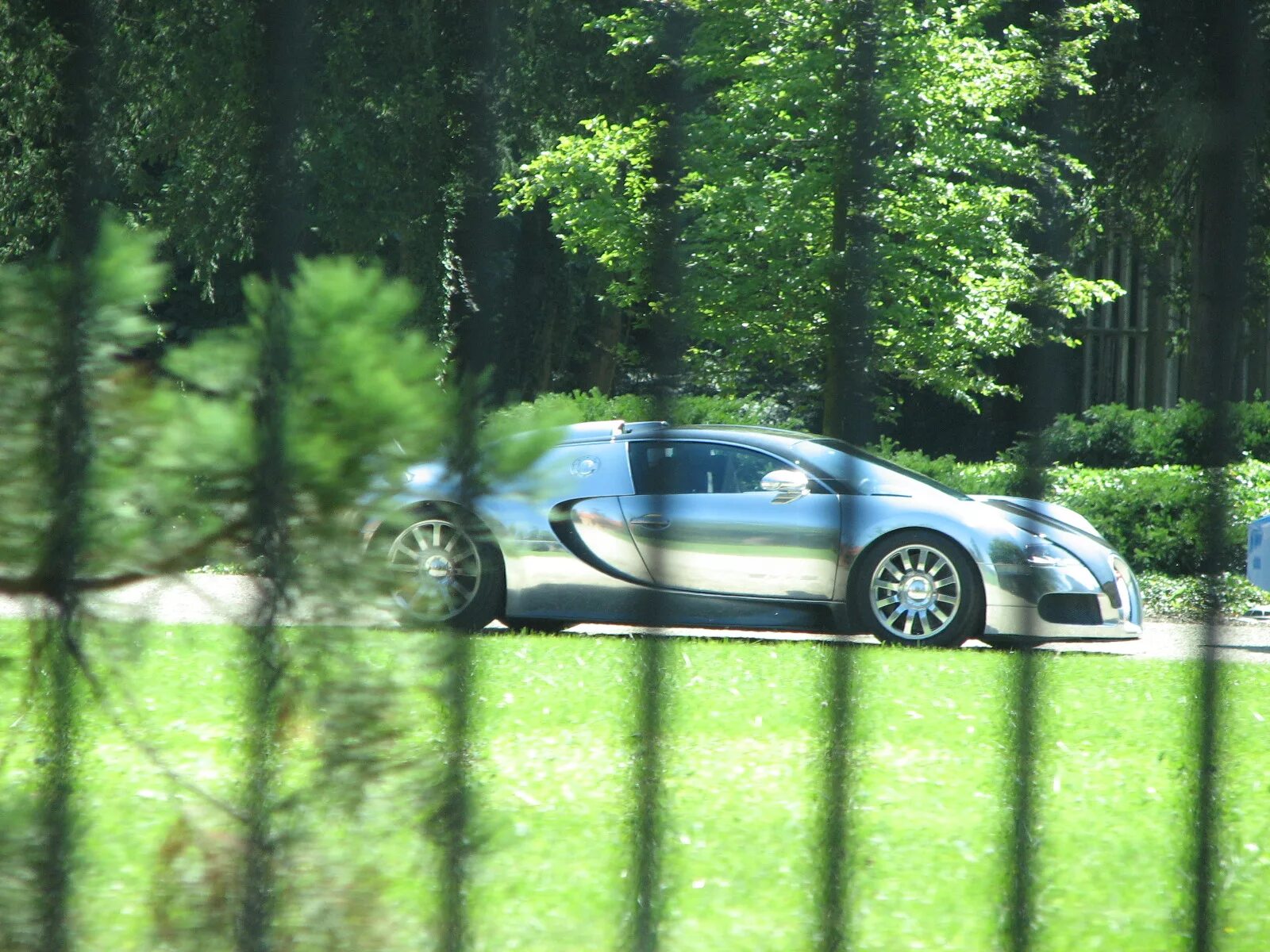 Bugatti Veyron Grand Sport Pur Sang. Бугатти Вейрон во дворе. Bugatti Galibier 16c. Бугатти в деревне. Bugatti 25