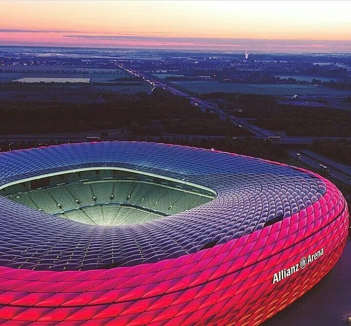 Самые красивые стадионы. Альянц Арена. Стадион Баварии Мюнхен. Альянц Арена поле. Альянц Арена Мюнхен поле.