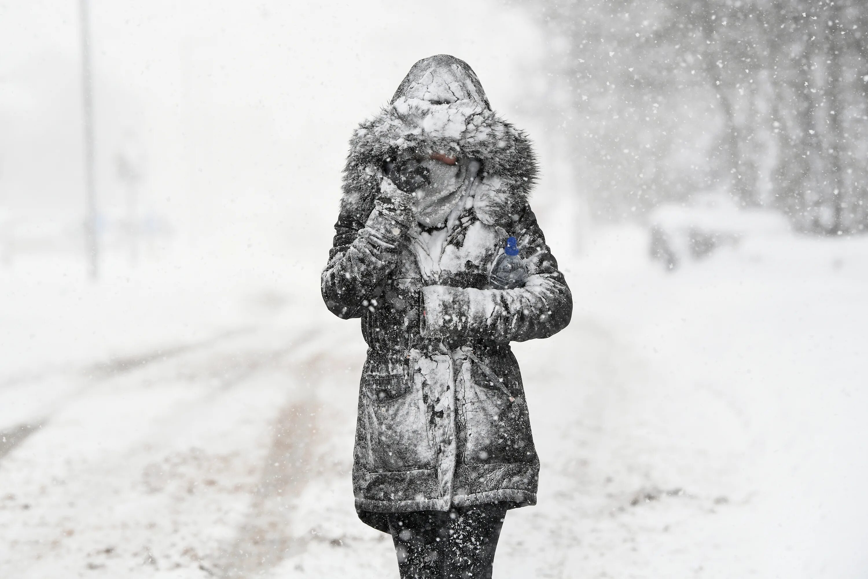 Сильно холодно будет. Женщина и снегопад. Люди зимой. Девушка под снегом. Человек в снегу.