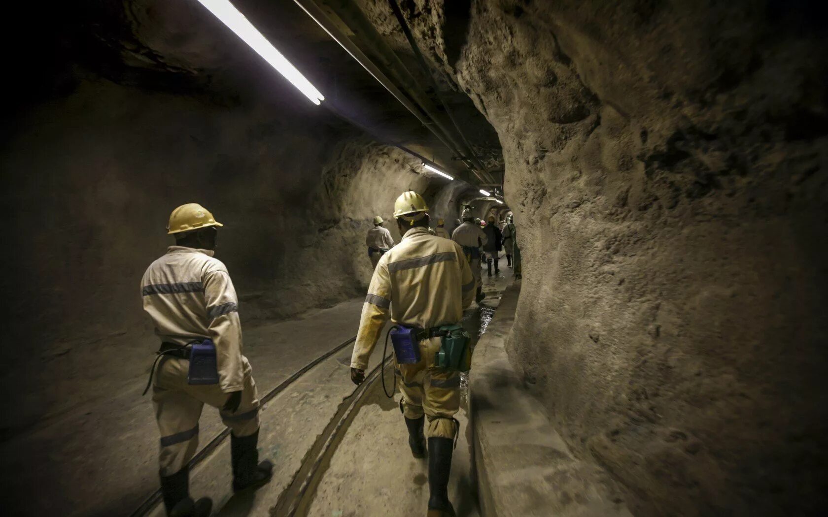 Горняки на руднике пионер. Шахта Тау-тона ЮАР. Тау тона шахта. Шахтер проходчик. Подземные работы.