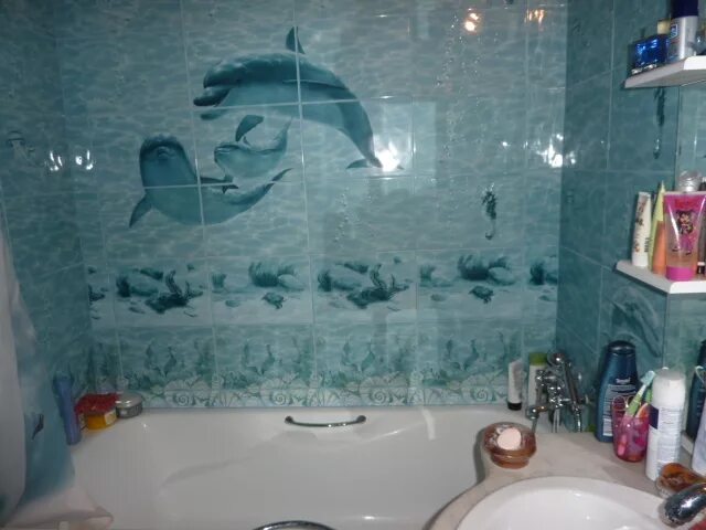 Ванна плиткой лагуна. Плитка в ванную комнату с дельфинами. Плитка кафельная в ванной с дельфинами. Плитка с дельфином ванная. Плитка с дельфинами для ванной.