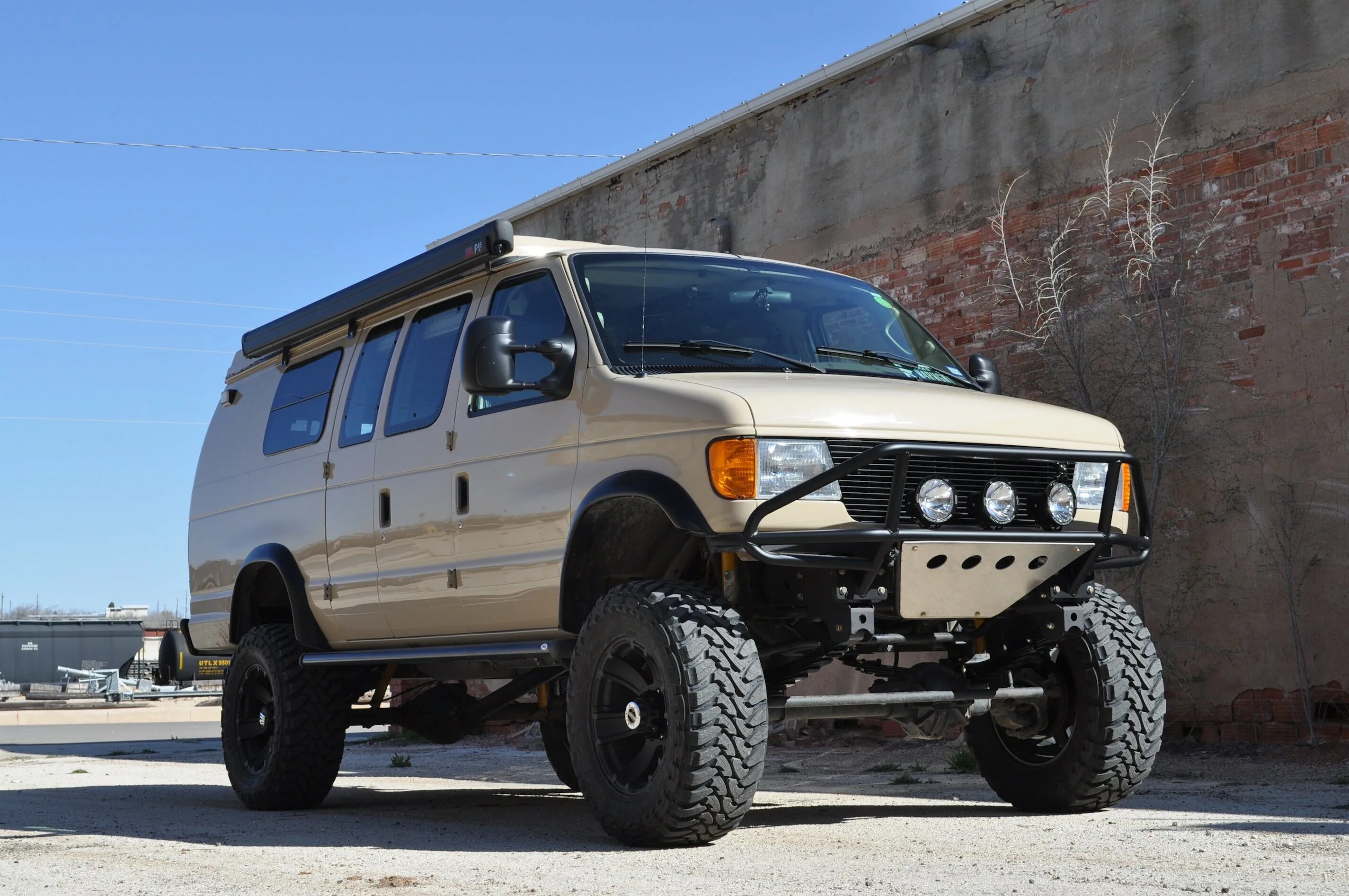 Тойота дизель полный привод. Ford 4x4 Sportsmobile. Ford Sportsmobile 4x4 van. Ford Econoline Sportsmobile. Форд Эконолайн 4х4 экспедиционник.