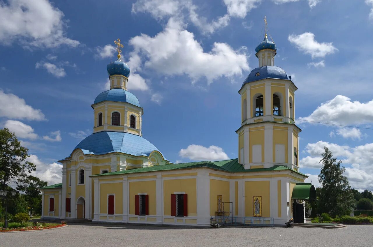 Церковь в ясенево петра. Петропавловская церковь в ясеневе. петропавловская церковь москва.
