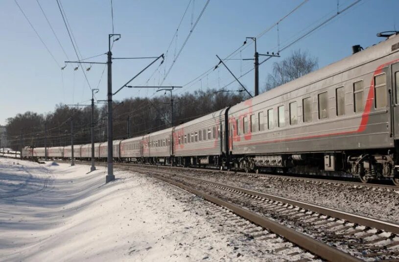 Поезд дальнего следования зима. Поезд Орск Адлер. Поезд Челябинск Адлер. Зимний период на ЮУЖД. Поезд бузулук орск