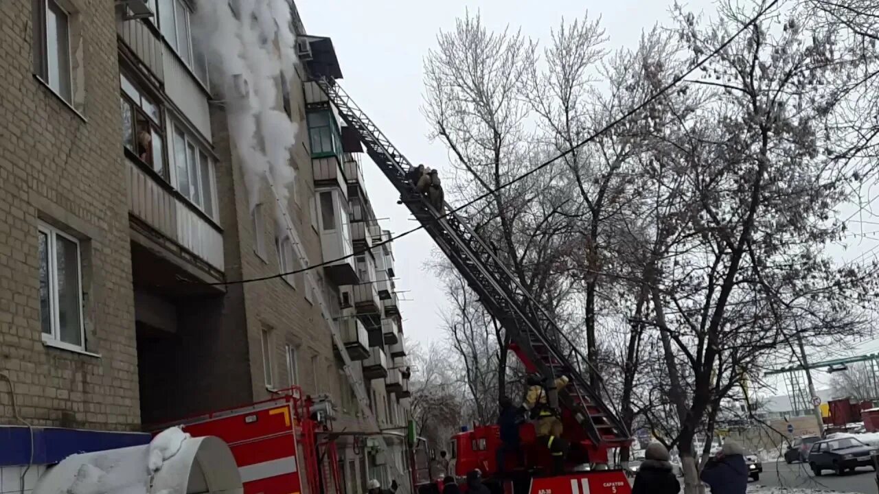 Взрывы в саратове сейчас. Пожар в 2017 на Московском шоссе в Саратове. Саратов взрыв газа Ленинский район. Тушение пожара при взрыве газа в многоэтажном.