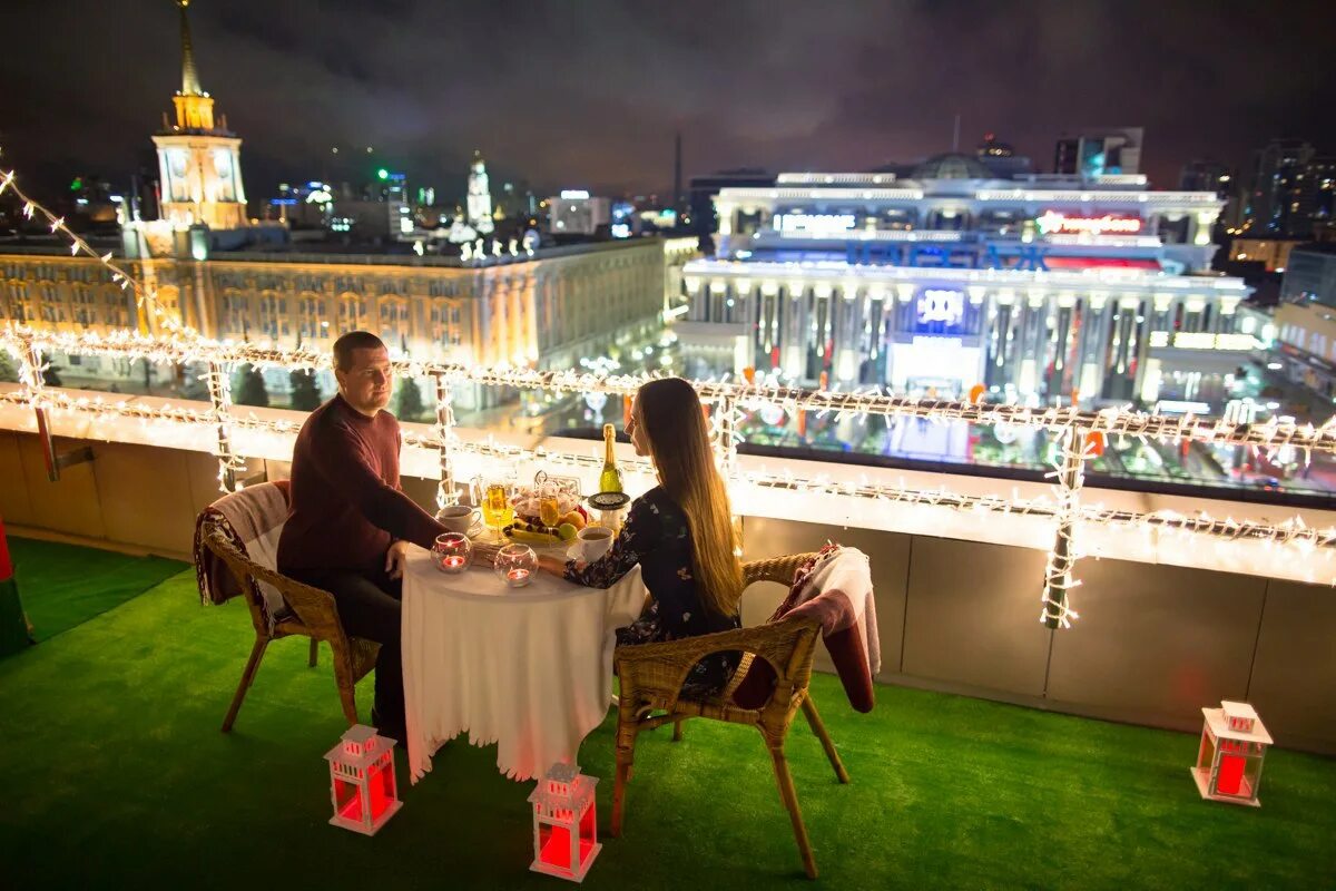 Необычные места москвы для прогулок. Современные жители москвы. Горилла парк санкт-петербург. Йога на набережной казань. Обзорная экскурсия по москве.