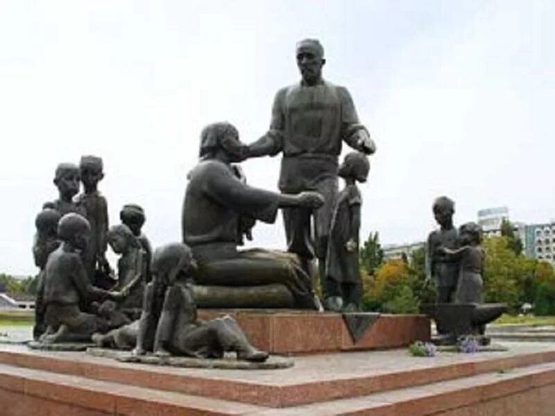 Ташкент какая семья. Монумент дружбы народов ташкент. памятник шамахмудову в ташкенте. памятник дружбы народов в ташкенте. памятник кузнецу в ташкенте шамахмудову.