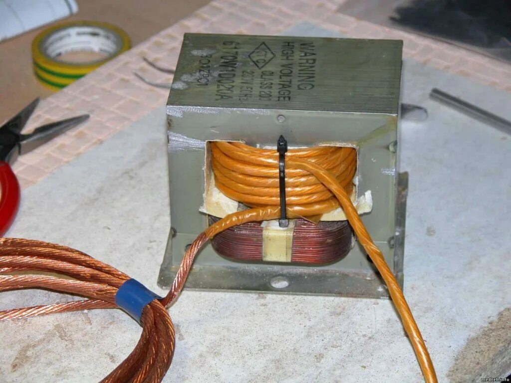 Изготовить трансформатор. Сварочный трансформатор из 2 трансформаторов от свч. сварочник из трансформатора от микроволновки. точечная сварка трансформатора 12 вольт. трансформатор микроволновки точечная сварка.