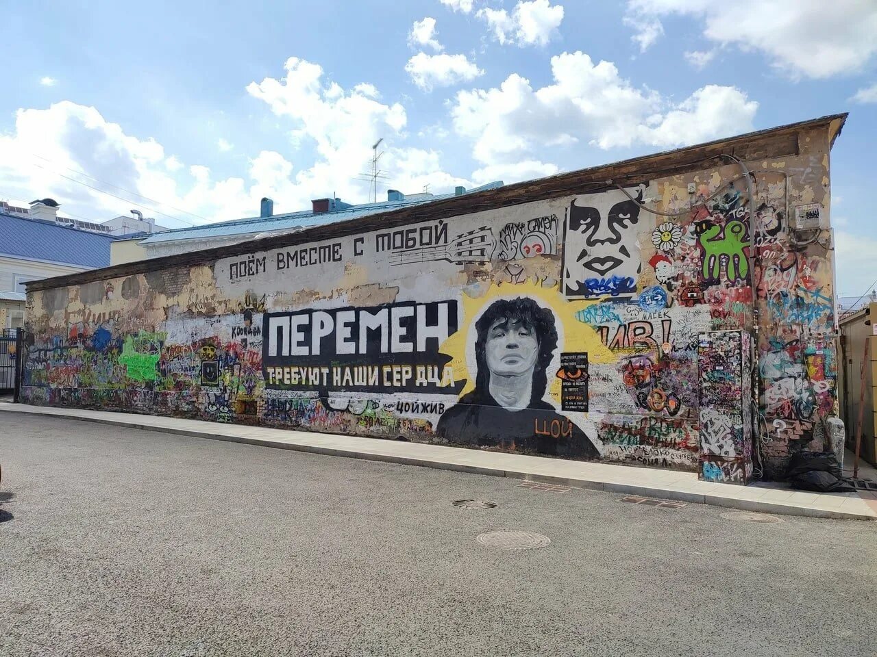 Стена цоя на арбате как добраться. Стена виктора цоя на арбате. кривоарбатский переулок стена цоя. стена памяти цоя в москве на арбате. арбат москва стена цоя сейчас.