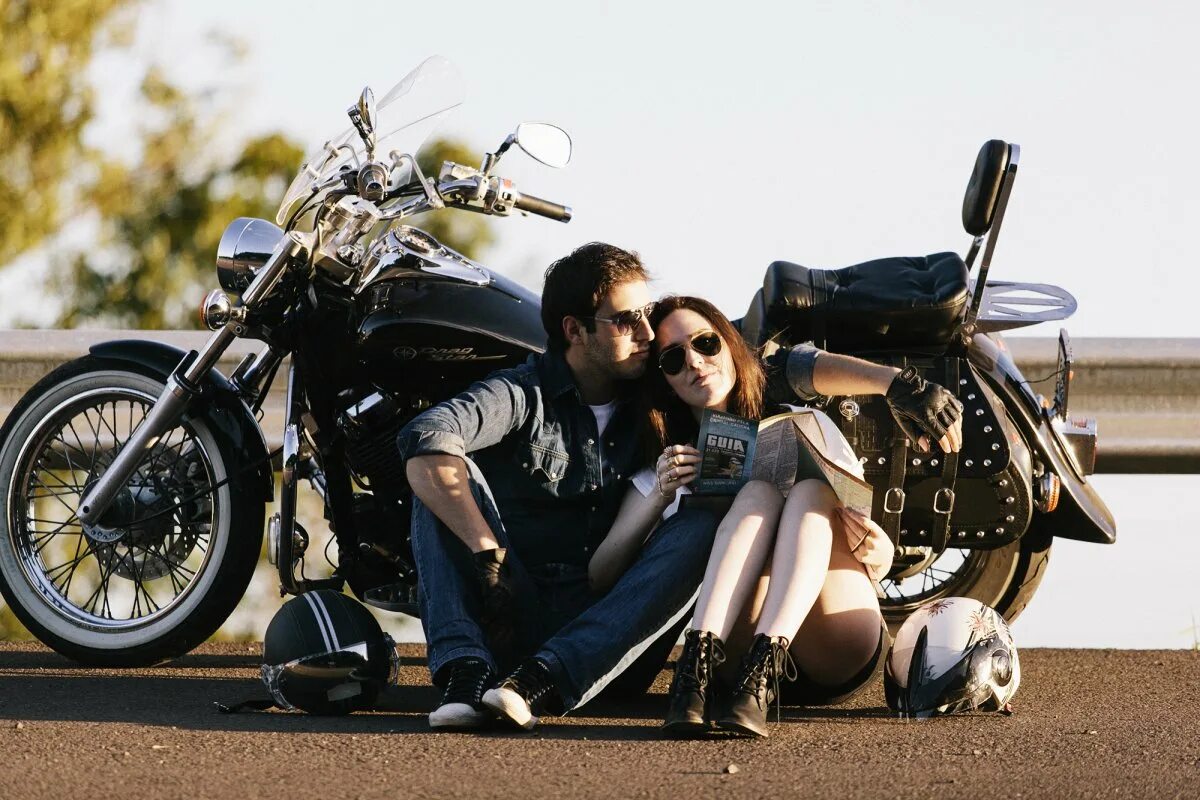 Байкер на мотоцикле. Девушка на мотоцикле. Парень с девушкой на мотоцикле. Парень с девушкой на байке. Парень на байке