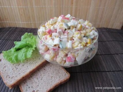 Салат простой с крабовыми палочками и рисом