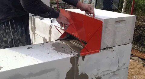 Приспособление для кладки блоков на раствор