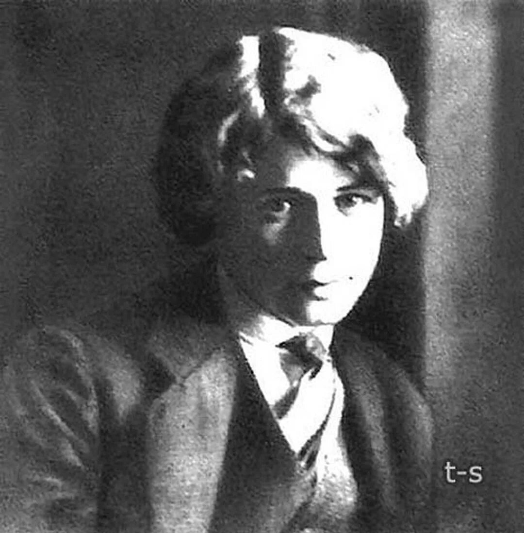 Поэты 21 года. Сергей Есенин 1914. Есенин 1917. Есенин 1918. Есенин 1919.