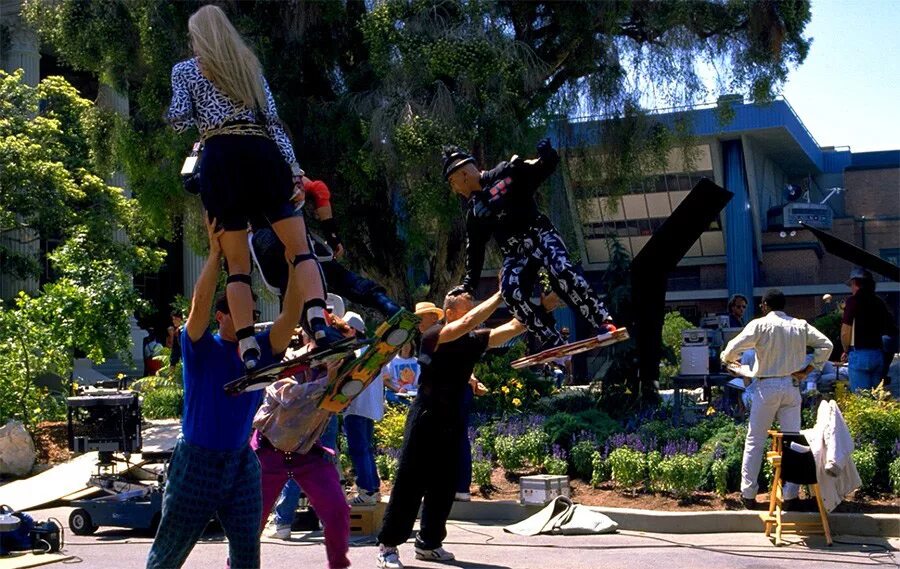 Как снимали назад в будущее. Как снимали назад в будущее. Назад в будущее декорации. Роберт земекис на съемках назад в будущее. Съёмки назад в будущее ховерборд.