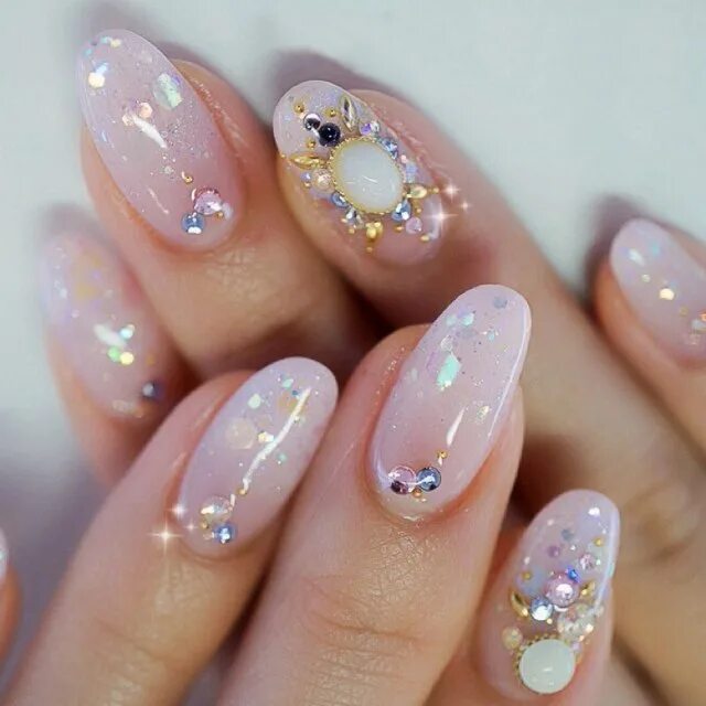 нежный новогодний маникюр на овальные ногти. красивый нежный маникюр. нежный новогодний маникюр на овальные ногти. зимний френч на ногтях. ногти 2021 модные зима.