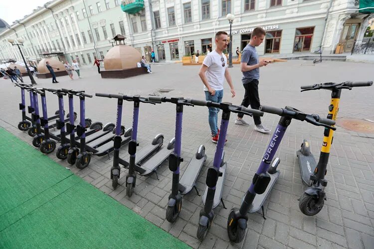 Самокаты казань приложение. Самокаты в казани на улице. самокаты на набережной казань. электросамокаты в казани. самокаты напрокат кемерово.