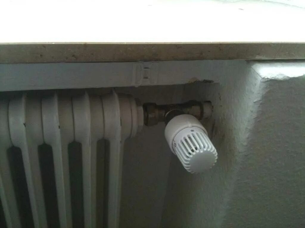 Радиатор парового отопления. Ключ маевского на батарее отопления. Стук в батареях отопления в частном доме причина. Плата за отопление. Ключ для спускания воздуха с батарей.