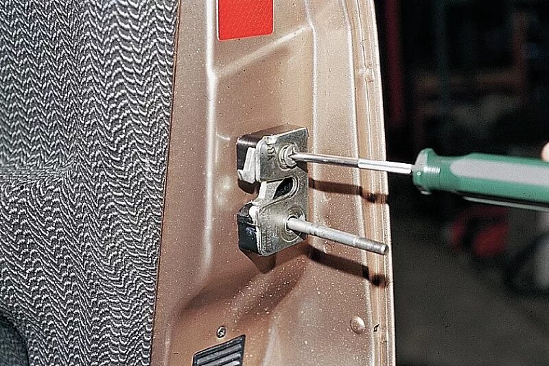 крепеж тяги внутренней ручки ваз 2110. замок двери ваз 2112 внутренний. замок двери ваз 2110. замена замка двери ваз 2110. замена замка двери ваз 2110.