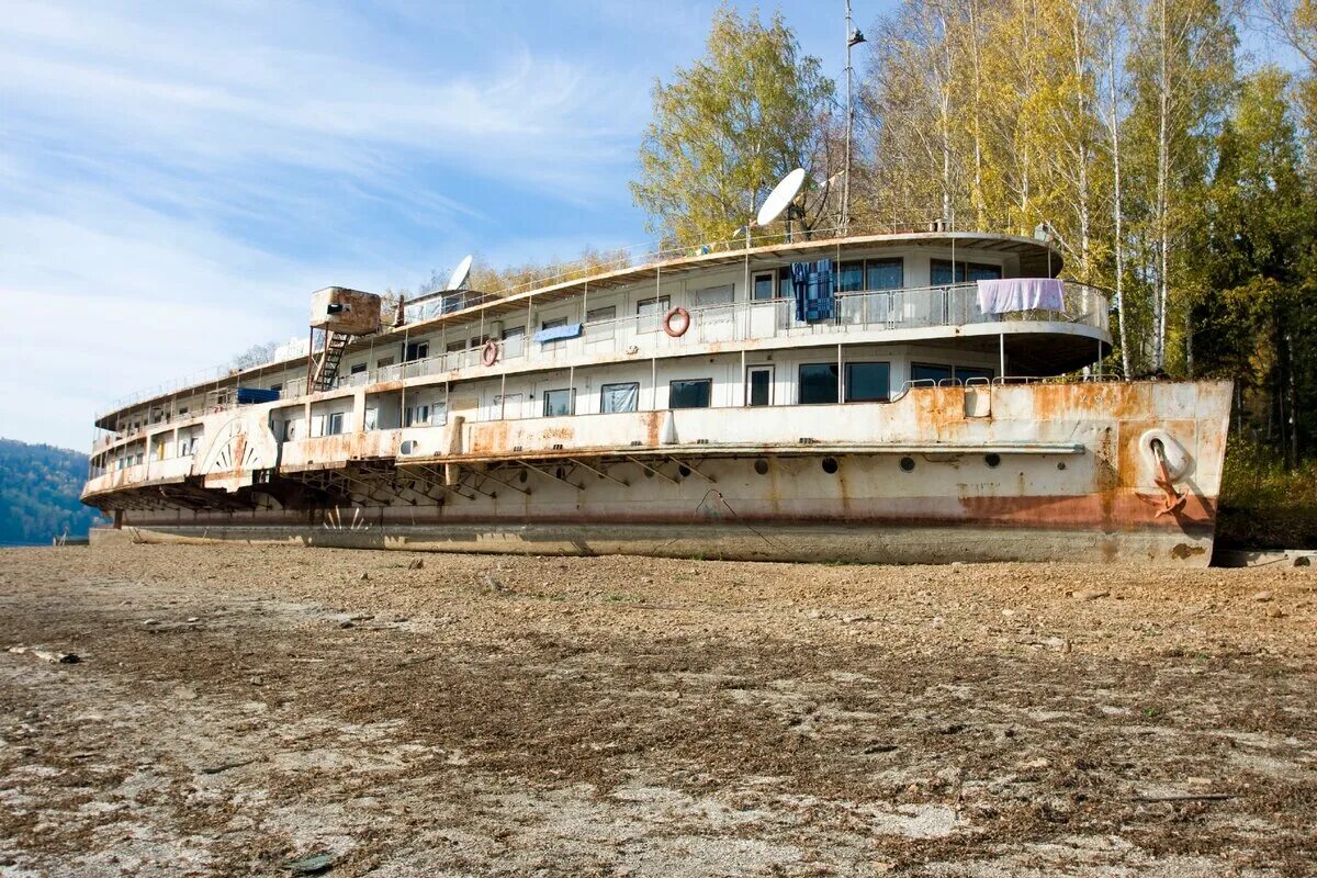 Списывают с парохода. Пароход Уфа Павловское водохранилище. Пароход Рязань проект 737а. Уфа теплоход на Пристани.