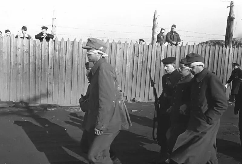 Война вов военнопленные советские солдаты. Немцы конвоируют пленных. Конвоирование пленного. Конвоирование военнопленных. Конвоирование военнопленных.