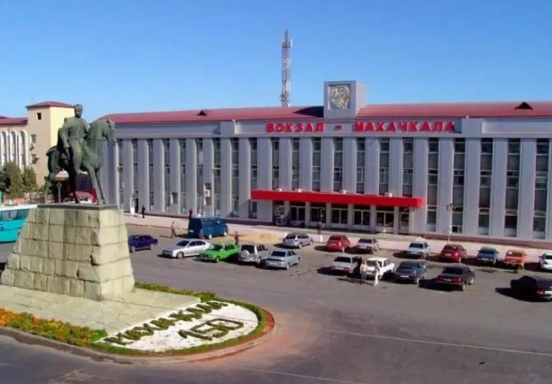 Нова г махачкала. Железнодорожный вокзал Махачкала. Дагестан вокзал Махачкала. ЖД станция Махачкала. Вокзал Махачкала железная дорога.